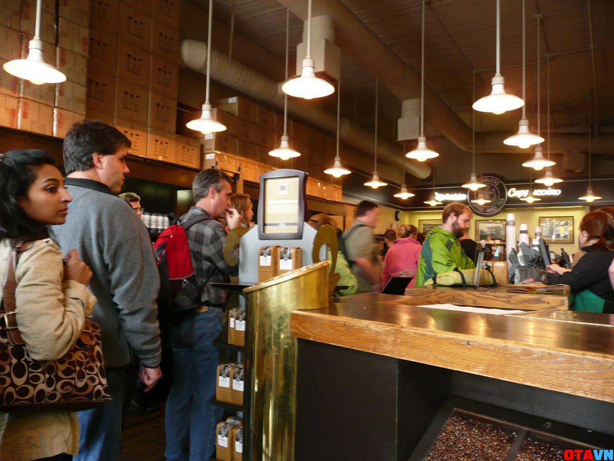 Khách hàng trải nghiệm mua hàng ở Starbucks