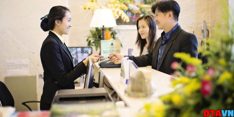 Lam Sao Giam That Thoat Doanh Thu Khach San Do Gian Lan Manh Khoe Cua Nhan Vien