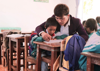 099 Thay Giao Tre Giu Lua Nghe Det Tho Cam Cua Nguoi Ba Na 1