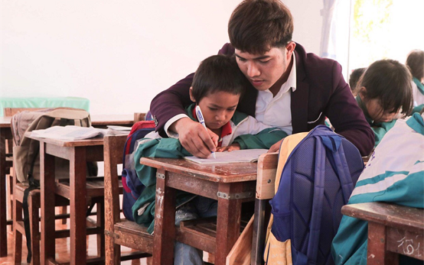 099 Thay Giao Tre Giu Lua Nghe Det Tho Cam Cua Nguoi Ba Na 1