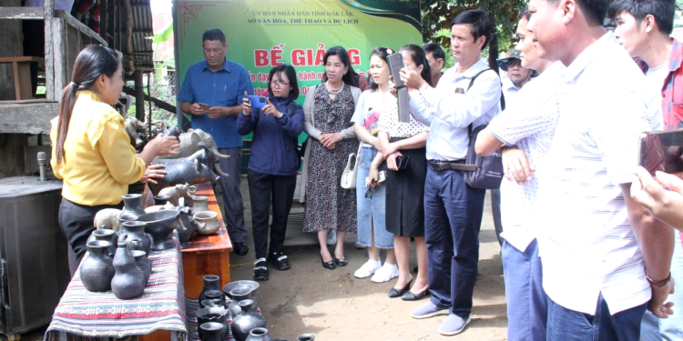 1511 Hoi Sinh Lang Gom Co Cua Nguoi Mnong