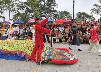 168le Mat Dau Tich Lang Trong Pho