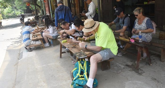 34 Du Khach Tay Thich Trai Nghiem O Lang Moc Kim Bong Quang Nam 1