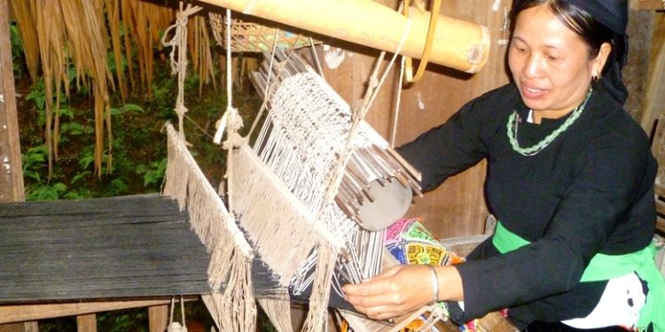 712lao Cai Nghe Det Tho Cam Cua Nguoi Tay Vung Nghia Do