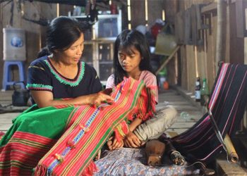 87kon Tum Nguoi Vuc Day Nghe Det Tho Cam O Mang Ri 1