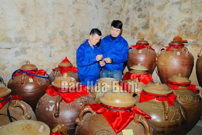 93-hoa-binh-doc-dao-ruou-thoc-truc-son
