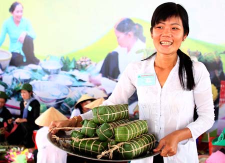 banh-tet-tra-cuon Bánh tét là món ăn dân dã, quen thuộc với người dân Việt trong những dịp lễ tết truyền thống. Ảnh: Duy Khương - TTXVN