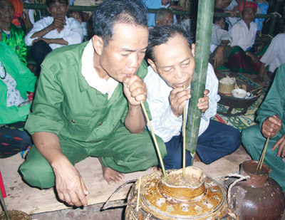 ruoucanmacoong1 Người Macoong cùng vui bên ché rượu cần.