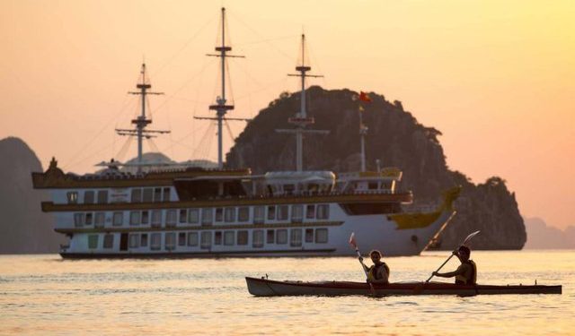 142du Khach Quoc Te An Tuong Sau Sac Hanh Trinh Trai Nghiem Hanh Phuc O Vinh Ha Long 1