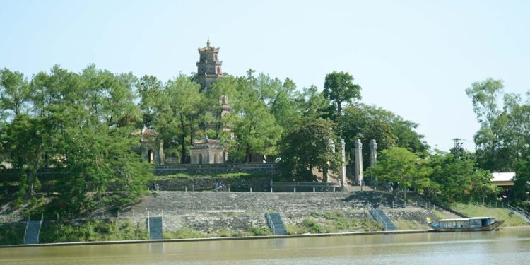 144nhung Ngoi Chua Di Dong 1