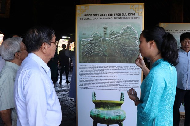 166thua-thien-hue-trien-lam-giang-son-viet-nam-tren-cuu-dinh-1