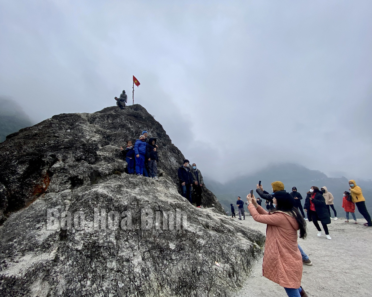 242hoa-binh-deo-da-trang-diem-den-hut-khach-du-lich