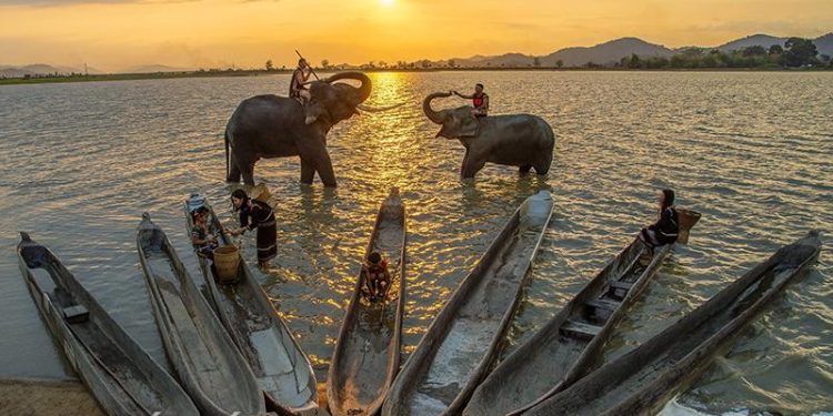 27sang Ro Buc Tranh Du Lich Huyen Lak Dak Lak 1