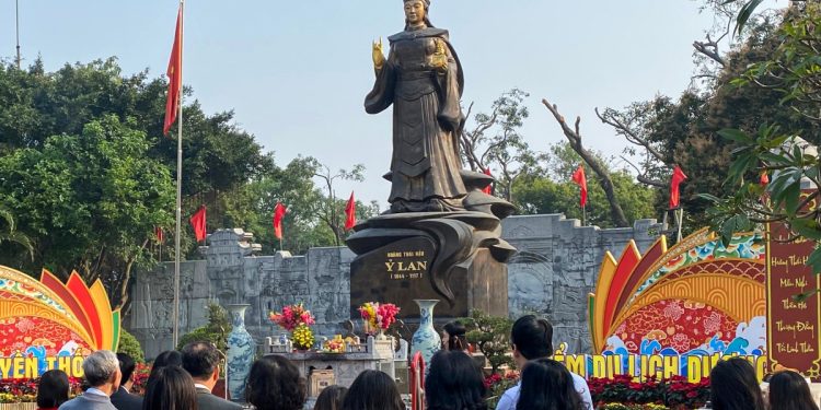31mo Tour Dua Khach Den Di Tich Hoang Thai Hau Y Lan 1