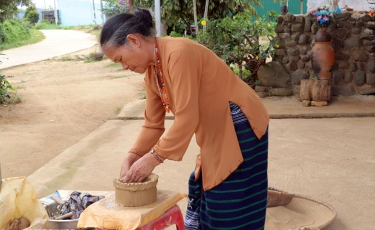 1110bao-ton-phat-huy-nghe-lam-gom-cua-dan-toc-chu-ru-lam-dong-1