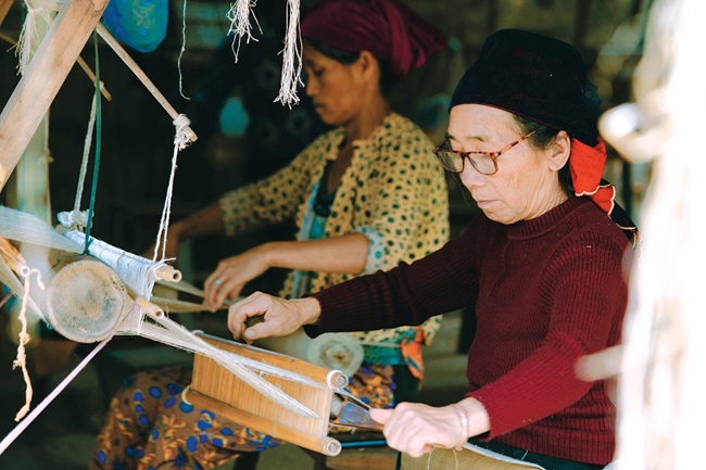 811-doi-song-ruc-ro-cua-tho-cam-viet-1