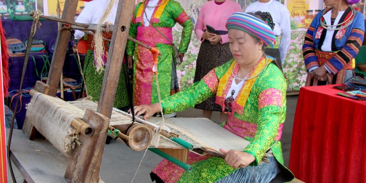 63ha Giang Quan Ba Giu Gin Va Phat Trien Lang Nghe Truyen Thong 1