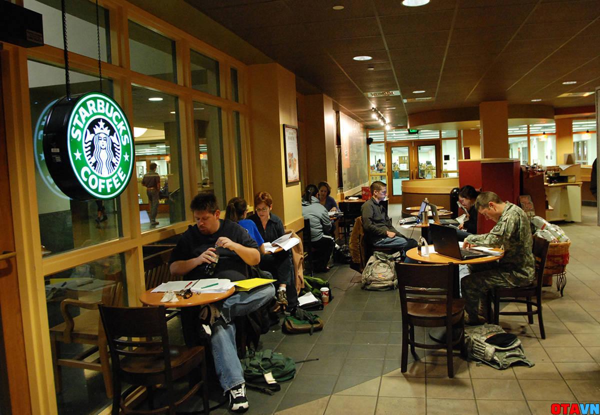 Khách hàng không phải tới Starbucks chỉ để uống cà phê mà họ đang trải nghiệm cả dịch vụ và không gian của thương hiệu
