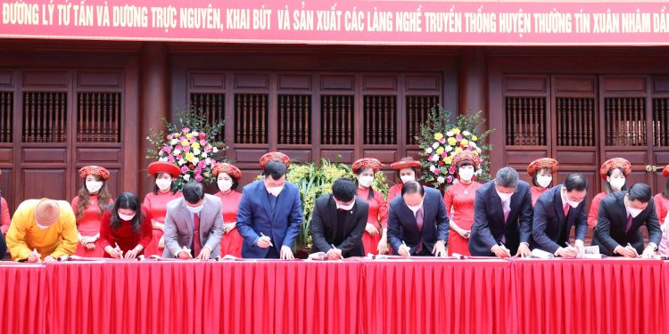 102lanh Dao Thanh Pho Ha Noi Du Le Khai But Va Ton Vinh San Xuat Cac Lang Nghe Truyen Thong Thuong Tin