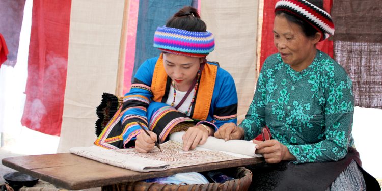 109ha Giang Quan Ba Luu Giu Nghe Thuat Ve Hoa Van Bang Sap Ong Tren Vai