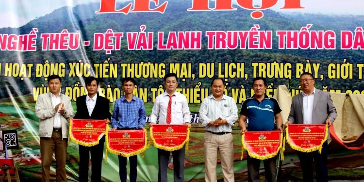 1412le Hoi Lang Nghe Theu Det Vai Lanh Truyen Thong Dan Toc Mong Nam 2023 1