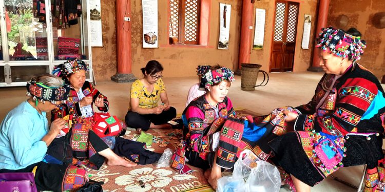 156giu Gin Nghe Theu Truyen Thong Dan Toc Lo Lo