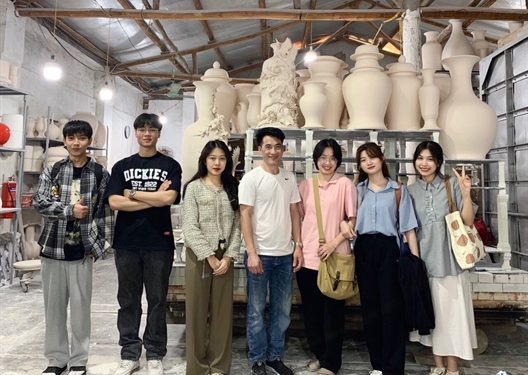 183hoi Sinh Lang Gom Co Ben Bo Song Hong Ha Noi 1