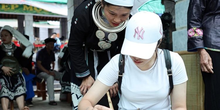 25kham Pha Nghe Thuat In Hoa Van Bang Sap Ong Cua Nguoi Dao Tien 1