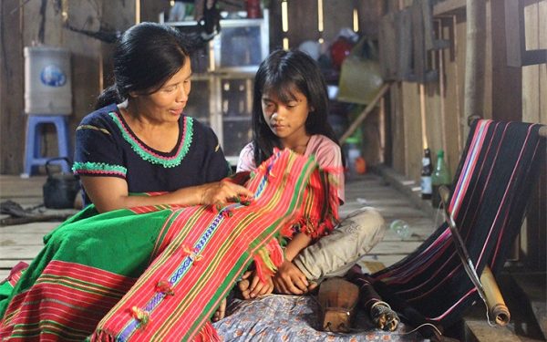 87kon Tum Nguoi Vuc Day Nghe Det Tho Cam O Mang Ri 1