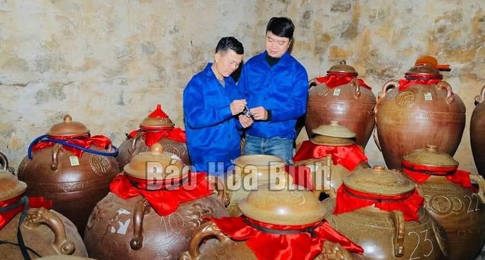 93 Hoa Binh Doc Dao Ruou Thoc Truc Son