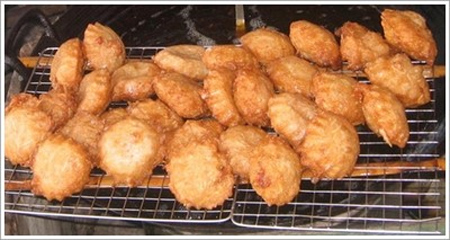 Bánh áp chao vàng rộm, nóng hổi.