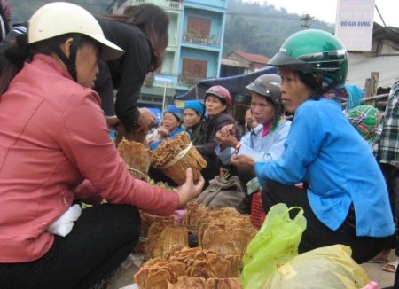 Măng khô (măng lưỡi lợn, măng bào) bán tại chợ phiên thị trấn Bảo Lạc.