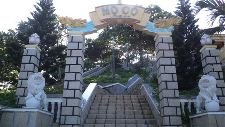 Cổng vào mộ Cô.