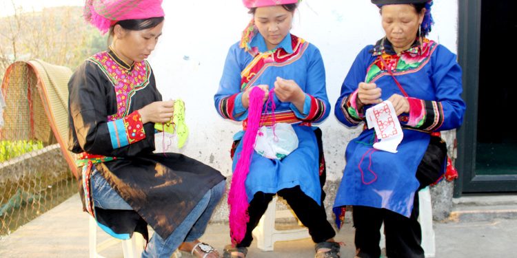 2211ha Giang Luu Giu Nghe Theu Tho Cam Cua Dan Toc Co Lao