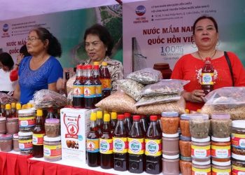 2310da Nang Dua Lang Nghe Nuoc Mam Nam O Gan Voi Du Lich