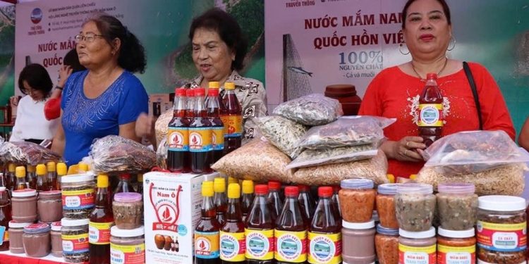 2310da Nang Dua Lang Nghe Nuoc Mam Nam O Gan Voi Du Lich