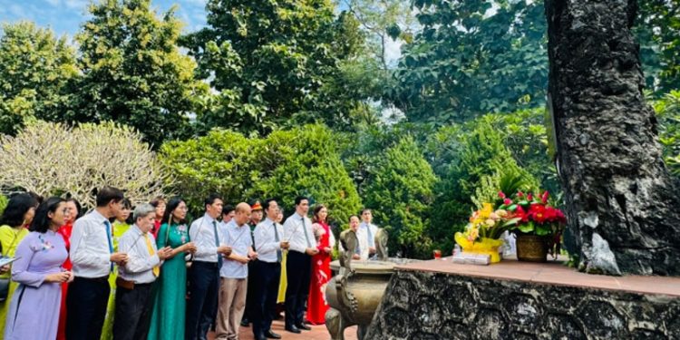 61len Bac Kan Tham Don Chien Thang Phu Thong