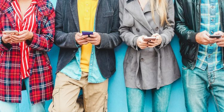 Group,of,friends,using,smart,mobile,phones,app, ,teenagers